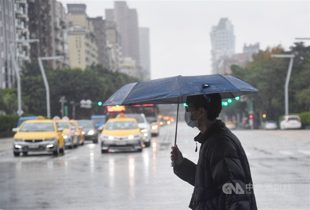 受東北季風影響加上南方雲系北移,4日全台降雨機率明顯提高。(中央社檔案照片)