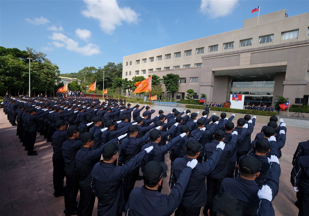 媒體報導原總統蔡英文的汪姓警衛因涉私菸案後被分發保護國民黨總統參選人韓國瑜,國安局副局長胡木源4日表示,該員是支援警力的「加強組」,非跟隨在參選人身邊的「基本編組」。圖為第15任總統、副總統選舉候選人維安人員11月7日舉行結訓編成典禮。(中央社檔案照片)