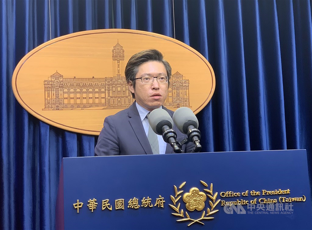 藍委在立法院指總統有掌握王立強共諜案進度是假新聞一事,總統府4日晚間發聲明指出,蔡總統及總統府從未發表任何有關國安局派員前往澳洲談話,媒體報導也沒有獲得證實。圖為總統府發言人張惇涵。(中央社檔案照片)