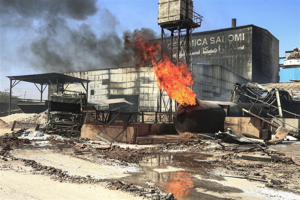 蘇丹官員表示,首都喀土木一輛氣槽車3日在一間瓷磚工廠爆炸並引發大火。(法新社提供)
