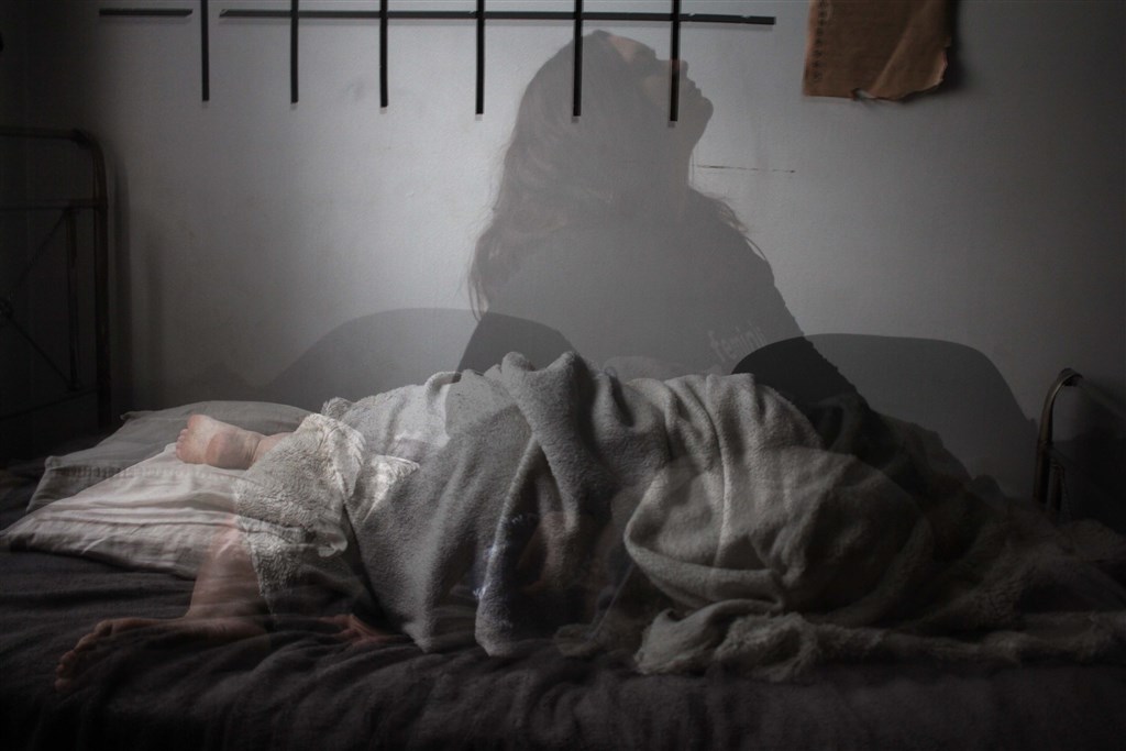 長期失眠對身體影響大,醫師表示,一週若有2次難以入睡、睡睡醒醒、有睡像沒睡、嚴重睡眠不足問題應儘速就醫。(示意圖/圖取自Unsplash圖庫)