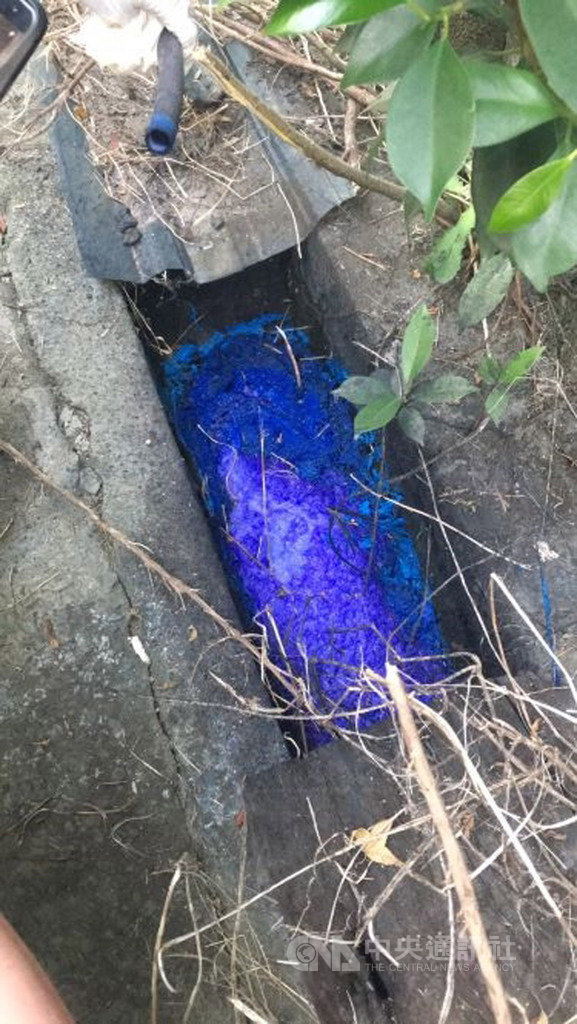 高雄市環保局4日指出,後勁溪上游遭一家印刷廠藍色印刷水墨廢液污染,稽查人員到場發現排水溝呈深藍色,將依違反廢棄物清理法開罰。(高市環保局提供)中央社記者陳朝福傳真 108年12月4日