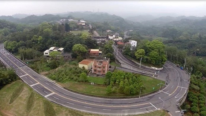 第6名最美公路由台3線三灣客庄路段獲得。(圖取自台灣十大最美景觀公路票選活動網頁campaign.cw.com.tw/smiletaiwan/2019roadtop10-105)