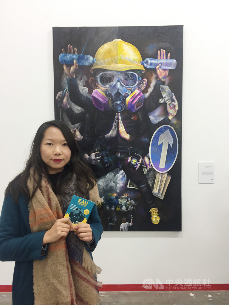 「流水與飛灰•創意進化╳革命」藝術展3日在巴黎開幕,策展人Ricko表示,希望透過藝術空間,建立與法國社會的交流平台,讓更多人了解香港抗爭運動。身後的創作展示香港民眾各種象徵性的抗爭裝備。中央社記者曾婷瑄巴黎攝 108年12月4日