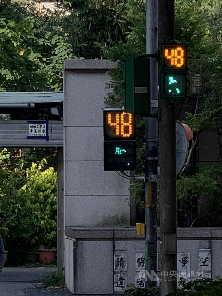 為讓長輩過路更安全,新北市政府交通局設置放大型小綠人號誌燈,至今已在全市的醫院、銀髮俱樂部、托老中心、松年大學等高齡者聚集場所路口設置40座。(新北交通局提供) 中央社記者葉臻傳真 108年12月4日