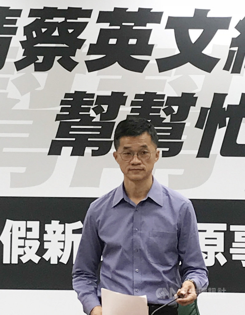 國民黨總統參選人韓國瑜妻舅、雲林縣議員李明哲(圖)4日開記者會澄清,並完整公布當年父親、前雲林縣議員李日貴在議會質詢砂石的內容。中央社記者姜宜菁攝 108年12月4日