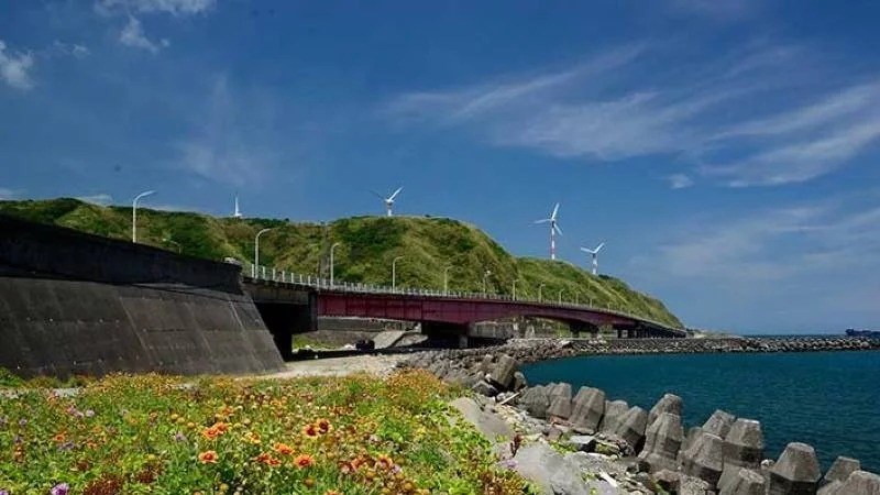 台2線金山石門路段獲得最美公路票選第7名。(圖取自台灣十大最美景觀公路票選活動網頁campaign.cw.com.tw/smiletaiwan/2019roadtop10-105)