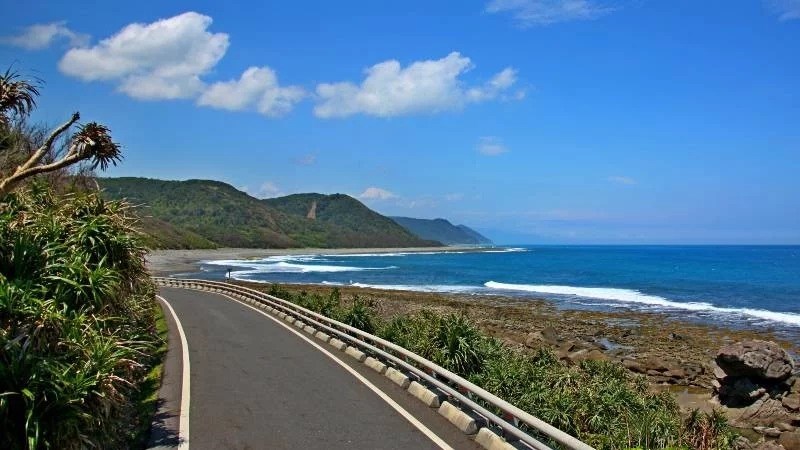台26線港仔旭海路段獲得最美公路票選第10名。(圖取自台灣十大最美景觀公路票選活動網頁campaign.cw.com.tw/smiletaiwan/2019roadtop10-105)