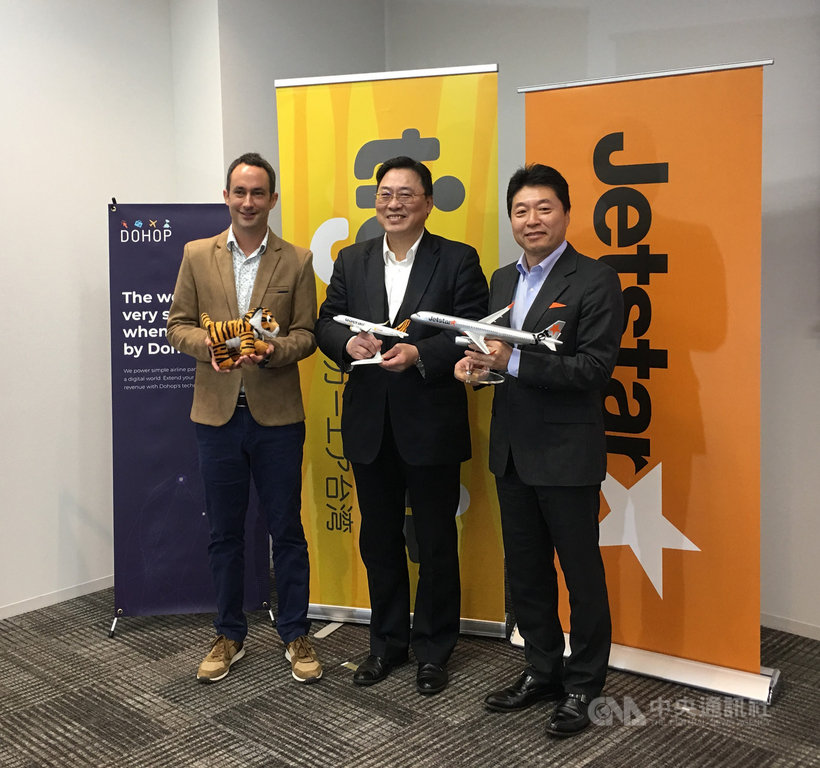 捷星集團和台灣虎航4日在東京宣布共同合作「虛擬聯程」,更快速串聯捷星集團的多家低成本航空與台灣虎航的航網,台灣虎航董事長張鴻鐘(中)表示,他相信這會是一個新興的趨勢。(台灣虎航提供)中央社記者汪淑芬傳真 108年12月4日