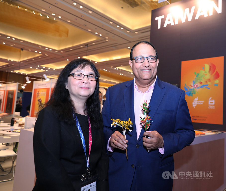 新加坡影視展「台灣影視館」揭幕,圖為新加坡通訊暨新聞部部長易華仁(右)赴台灣影視館致意,並與文化部影視局廣電組組長陳淑滿(左)合影。中央社記者黃自強新加坡攝 108年12月4日
