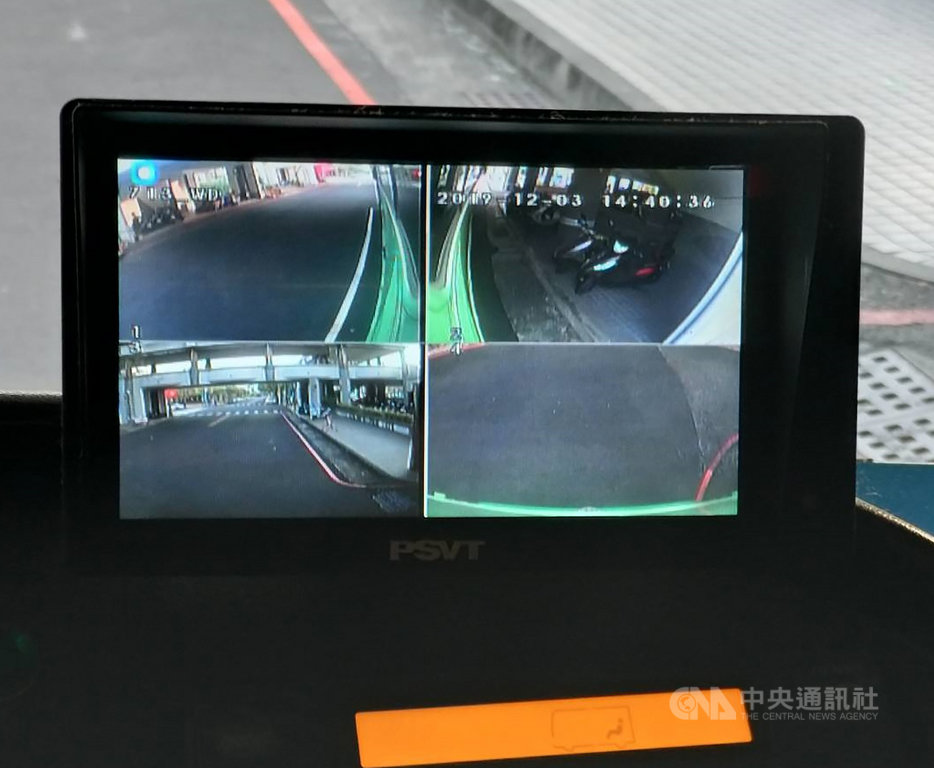為降低大型車輛轉彎因視野死角產生交通事故,台南市政府所屬1096輛大型車輛,在11月底前全數完成行車視野輔助系統裝設。(台南市政府提供)中央社 108年12月4日