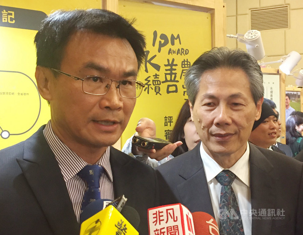 媒體報導國民黨立院黨團總召曾銘宗質疑農委會主委陳吉仲在臉書指國民黨阻擋防疫修法,已提告妨害名譽。陳吉仲(左)4日受訪表示,防疫一秒鐘也不能等,農委會只是把事實情況陳述出來;曾銘宗其實是告他背後所有台灣農民。中央社記者楊淑閔攝 108年12月4日