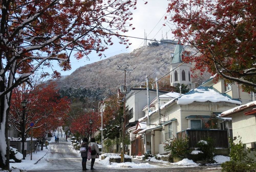 不論是對日本人還是對外國觀光客來說,函館市都可說是一個高人氣的城市,但當地居民不愛住的函館市,近年來正面臨人口減少的問題。圖為函館觀光熱門景點元町街頭。(圖取自函館市觀光資訊官方網站hakodate.travel/cht)