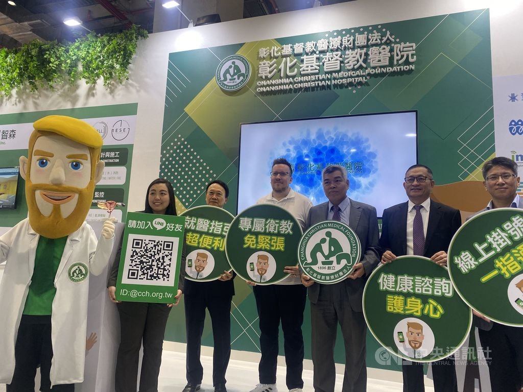 聚陽董事長周理平(左2)與彰基副院長賴建文(右3)攜手運用智慧衣切入長照。中央社記者潘羿菁攝 108年12月5日