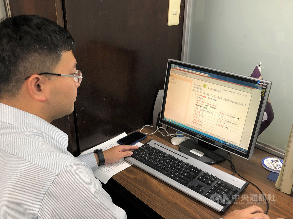 教育部官員5日在媒體前操作電腦,證明總統蔡英文民國75年出任政治大學副教授的聘書公文,可於國家檔案局的「機關檔案目錄查詢網」查得。中央社記者陳至中台北攝 108年12月5日