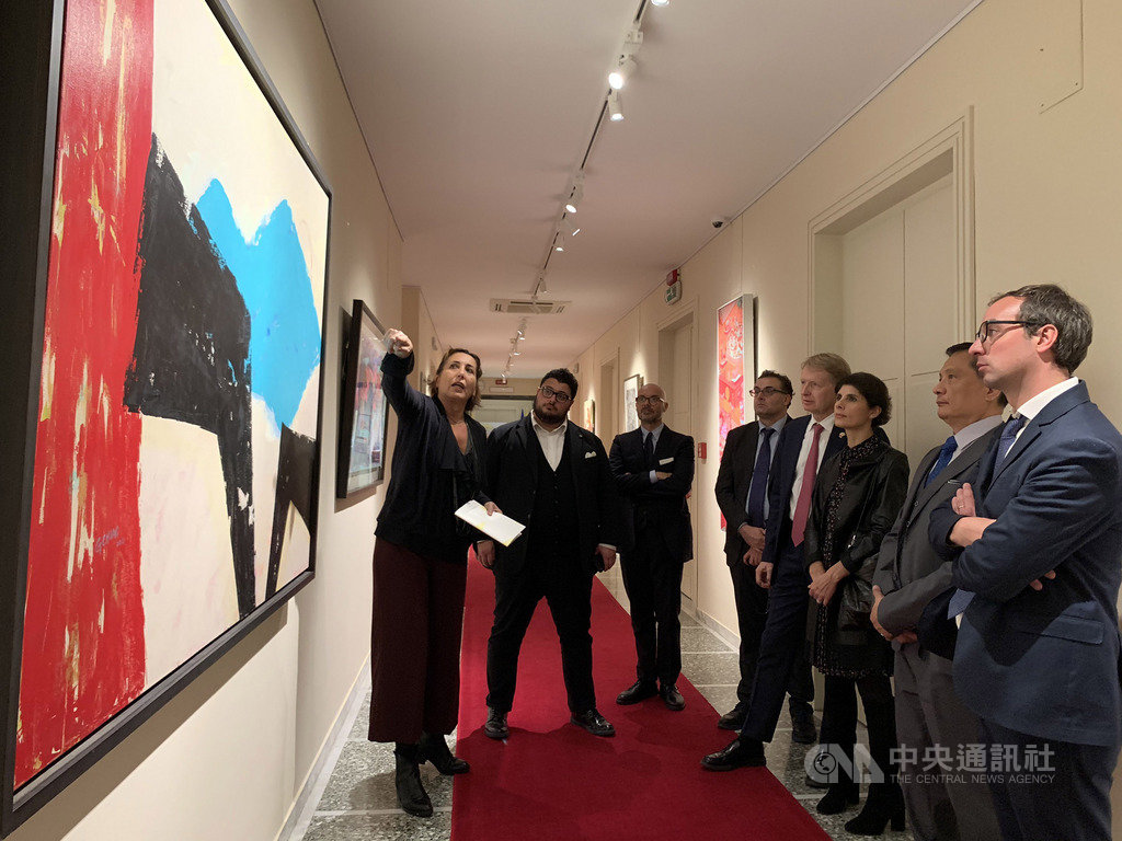 多位義大利議員4日在中華民國駐教廷大使館參觀畫展,其中有訪台經驗的,看到主題是台灣風景的抽象畫後,討論起對台灣的美好印象。中央社記者黃雅詩羅馬攝 108年12月5日