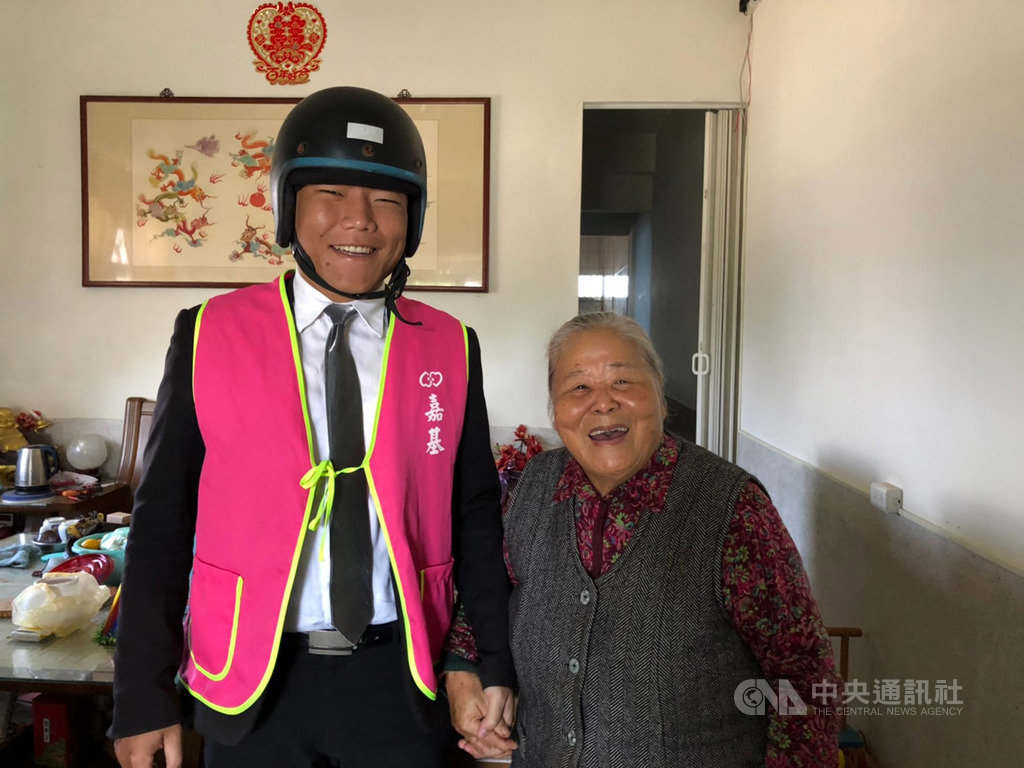 嘉義縣居家服務中心提供獨居老人和身心障礙者免費的送餐服務,但中心僅有30名志工卻要送650個便當,盼民眾加入志工行列。志工蘇振轅(左)除了送餐外,還會陪伴長輩聊天。(嘉義縣居服中心提供)中央社記者黃國芳傳真 108年12月5日