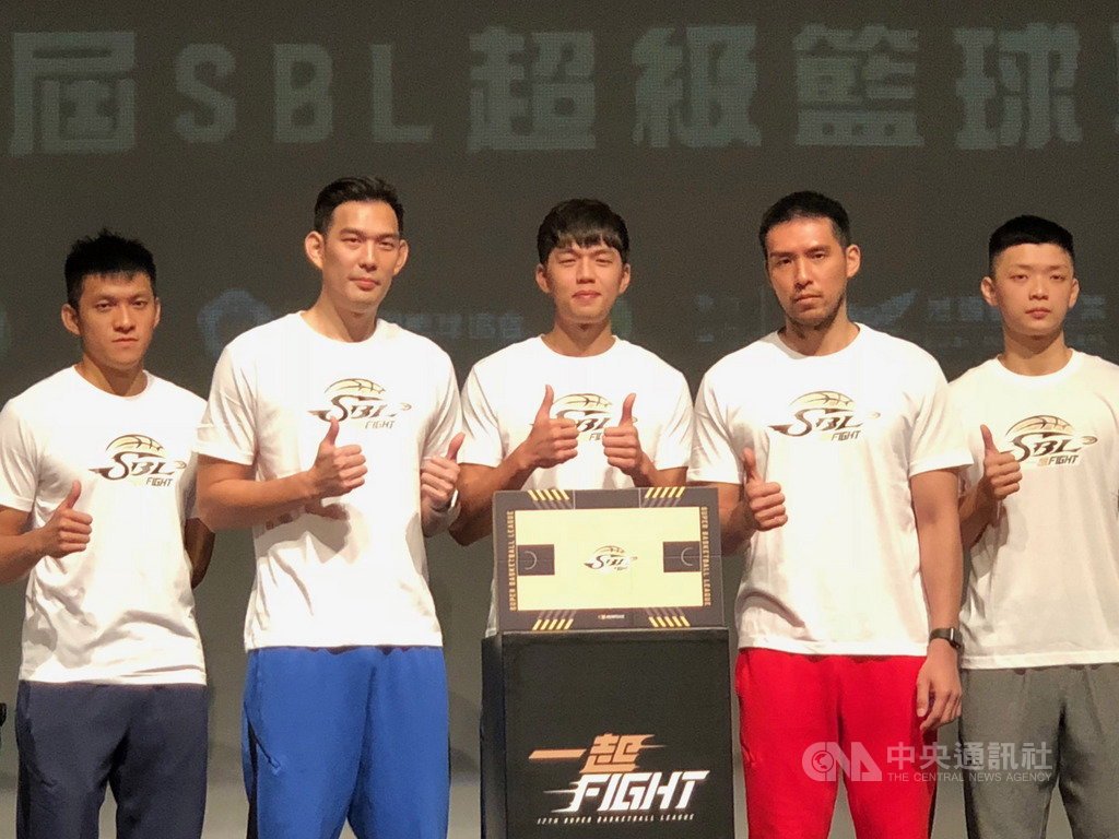第17季超級籃球聯賽(SBL)將採上、下半球季進行,裕隆納智捷王牌射手「男模」呂政儒(左2)5日豪氣喊出,新球季目標就是阻斷各隊奪冠目標。中央社記者黃巧雯攝 108年12月5日