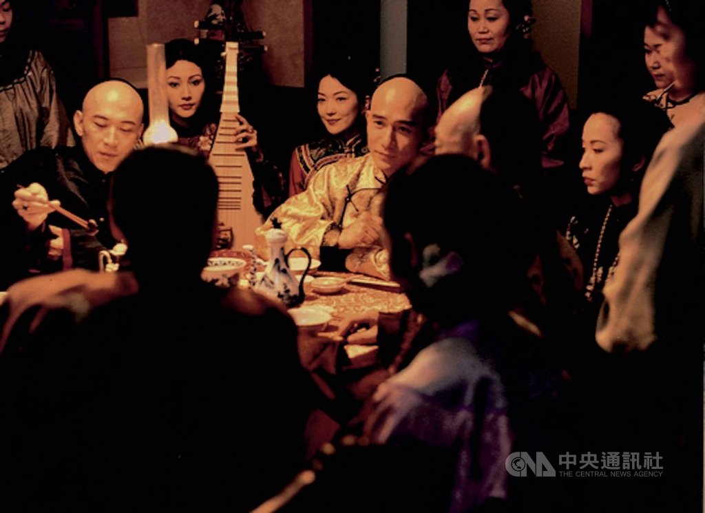 導演侯孝賢的經典作品「海上花」上映20週年,全新4K數位修復版將於12月中上映。片中眾星們完美的演出,其實都來自侯孝賢「假練習真拍攝」的執導祕訣,最後剪進電影中的演出,都是演員在試拍練習的片段,卻精準捕捉了19世紀末上海紙醉金迷的眾生相。(傳影互動提供)中央社記者洪健倫傳真 108年12月5日