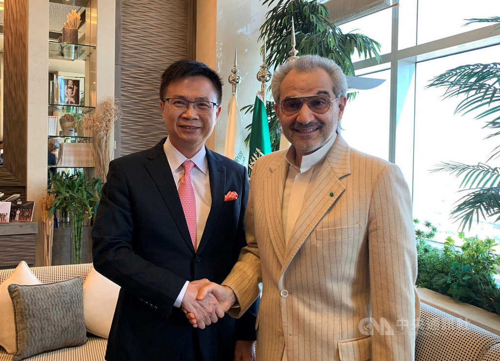 中華民國對外貿易發展協會董事長黃志芳(左)4日率團至王國控股公司總部,拜會中東首富瓦利德親王(Al Waleed Bin Tala)(右)。(外貿協會提供)中央社記者廖禹揚傳真 108年12月5日