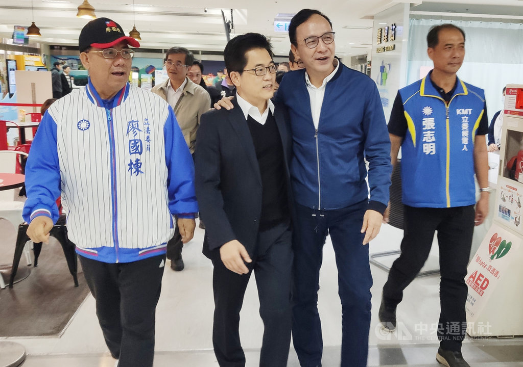 前新北市長朱立倫(前右2)5日上午到台東,和台東市長黃健庭(前左2)陪同國民黨提名台東立委參選人張志明(前右)、平地原住民立委參選人廖國棟(前左)掃街拜票,爭取台東鄉親支持。中央社記者盧太城台東攝 108年12月5日