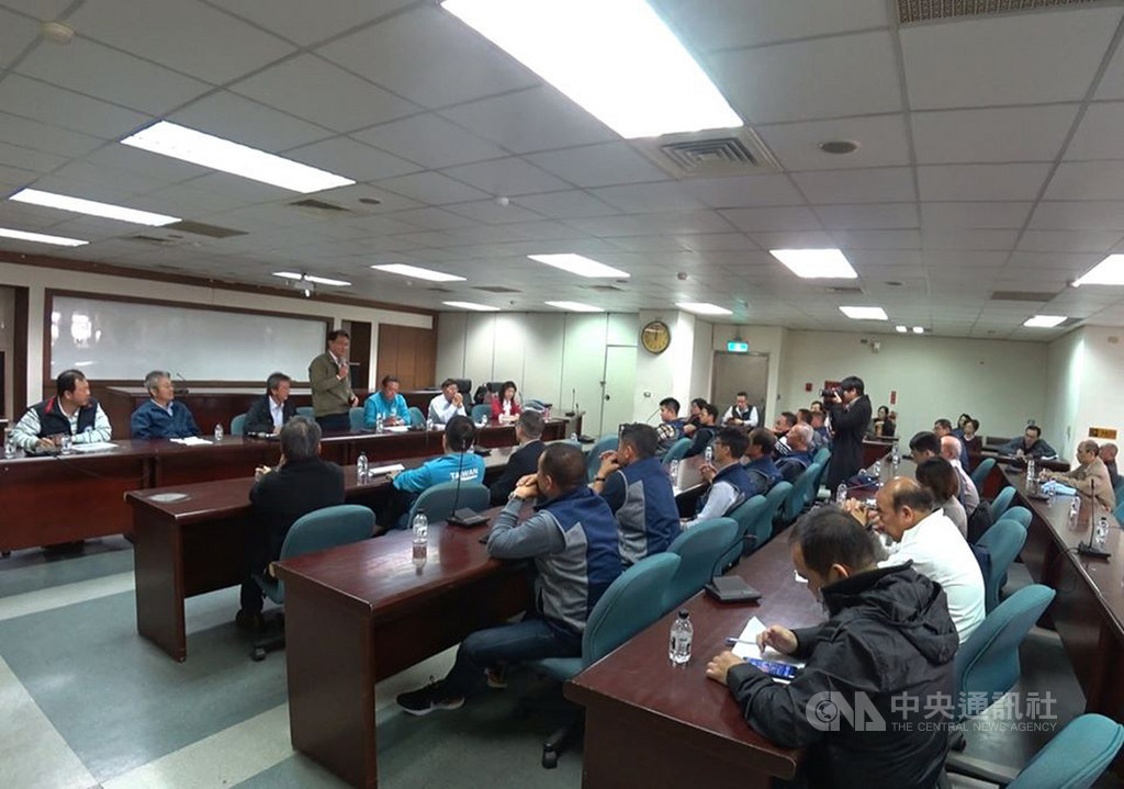 立法院經濟委員會5日到屏東考察農漁業發展與建設規劃,針對東港鹽埔漁港泊區水域嚴重淤積而影響櫻花蝦漁船靠岸問題,會中決議由東港區漁會整體規劃,呈報漁業署爭取經費進行清淤工作。(東港區漁會提供)中央社記者郭芷瑄傳真 108年12月5日