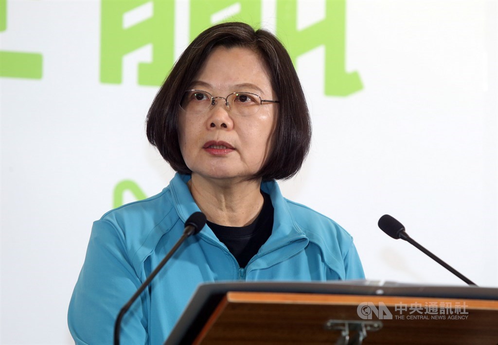 國民黨總統參選人韓國瑜電視競選廣告中,質疑政府執政成績憑什麼連任,總統蔡英文(圖)5日以「大家更想問他憑什麼選總統」回敬。(中央社檔案照片)