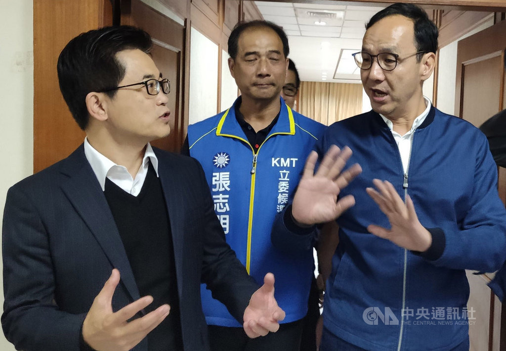 前新北市長朱立倫(右)5日表示,網路的暗黑力量是台灣民主之恥,民進黨不要急著切割楊蕙如,一定要徹查到底。中央社記者盧太城台東攝 108年12月5日