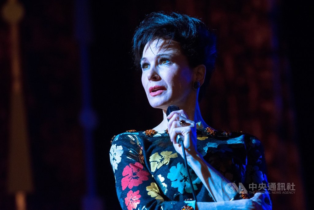 女星芮妮齊薇格(Renee Zellweger)(圖)在電影「茱蒂」(Judy)中,完美詮釋「傳奇天后」茱蒂嘉蘭(Judy Garland)的人生,演出大獲好評,從2日到4日,每天都獲得一個影后獎項。(采昌國際多媒體提供)中央社記者洪健倫傳真 108年12月5日