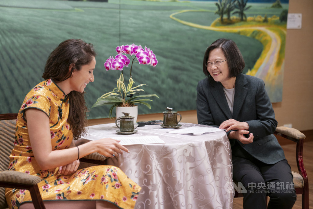 總統蔡英文(右)5日接見「來去總統府住一晚」第8組賓客,並接受美國籍塔米爾(Alyne Tamir)(左)訪問,暢談有關台灣民主發展進程,及身為台灣第一名女性領導人心路歷程。(文總提供)中央社記者鄭景雯傳真 108年12月5日