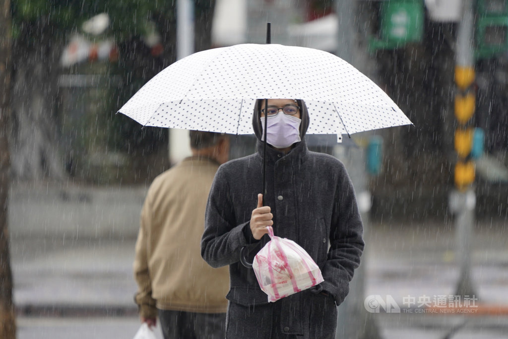 中央氣象局表示,5日持續受到東北季風及南方雲系影響,全台有雨,北部及東北部降雨時間較長,建議民眾外出攜帶雨具,並做好禦寒措施。中央社記者徐肇昌攝 108年12月5日