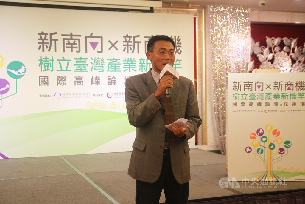 經濟部國際貿易局、商業發展研究院5日在花蓮舉辦新南向市場創新行銷高峰論壇,經濟部國際貿易局副局長李冠志出席致詞,鼓勵業者透過創意行銷,增加競爭力。中央社記者張祈攝 108年12月5日