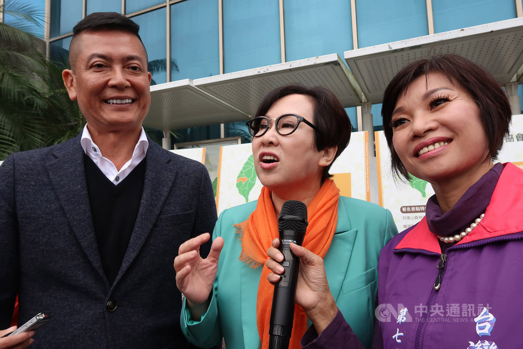 親民黨副總統參選人余湘(中)5日到高雄與觀光業者座談,談到陸客來台觀光,余湘表示,「大陸可以沒有台灣的市場、台灣不可能沒有大陸市場」,主張兩岸關係要緩和下來溝通。中央社記者王淑芬攝 108年12月5日