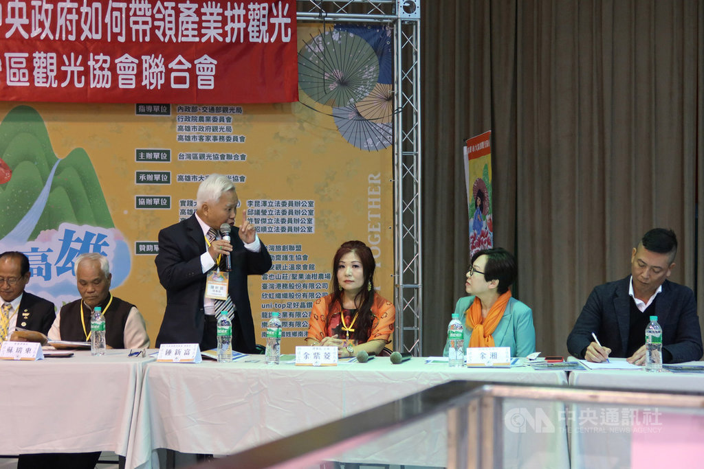 親民黨副總統參選人余湘(右2)5日由親民黨發言人張碩文(右)等陪同,到高雄市內門區出席「台灣觀光菁英論壇」,與觀光業界代表等互動。中央社記者王淑芬攝 108年12月5日