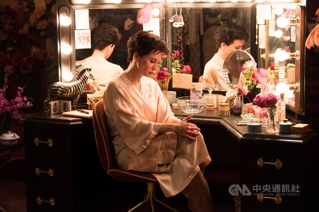 女星芮妮齊薇格(Renee Zellweger)(圖)在電影「茱蒂」(Judy)中飾演「傳奇天后」茱蒂嘉蘭(Judy Garland),詮釋難度極高,不僅要面對親情、愛情與事業的膠著,還要戰勝心魔與生理疾病,演技大受好評。(采昌國際多媒體提供)中央社記者洪健倫傳真 108年12月5日