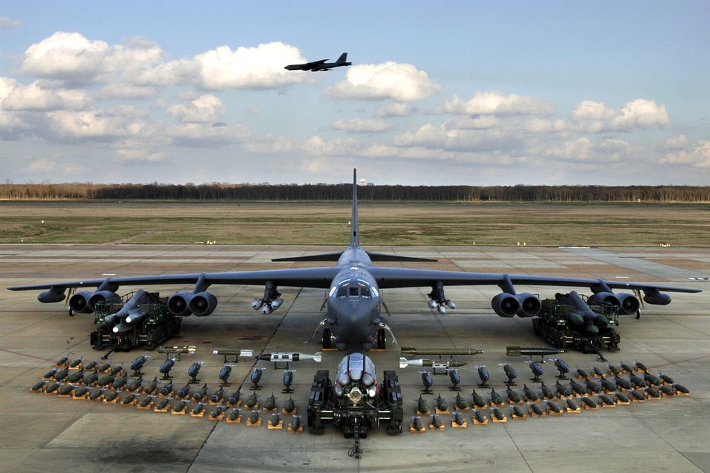 航機追蹤推特Twitter「Aircraft Spots」4日披露,兩架美軍B-52H(圖)轟炸機關島起飛後進入台北飛航情報區後返回駐地。(圖取自維基共享資源網頁,版權屬公有領域)