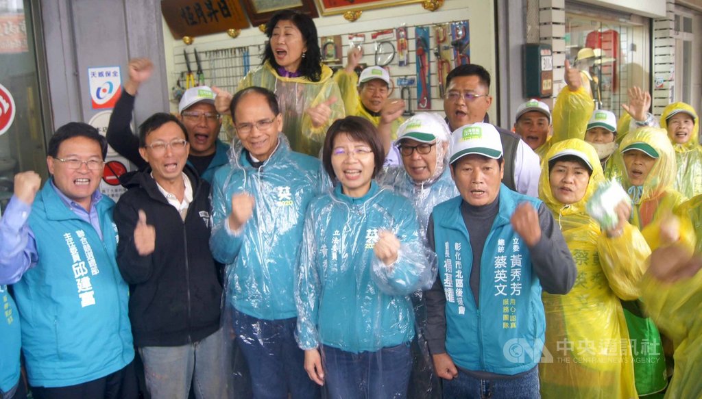 前行政院長游錫堃(前左3)5日南下彰化,穿上輕便雨衣陪同民進黨立委參選人黃秀芳(前左4)掃街,出發前,游錫堃等人高呼凍蒜,相互加油打氣。中央社記者吳哲豪彰化攝 108年12月5日