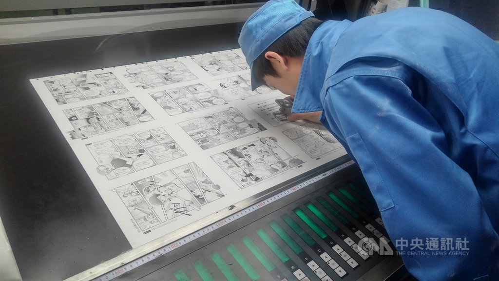 日本學研出版社推出以介紹各種知識性為主題的「秘密系列」漫畫,近期發行「台灣的秘密」,以平易近人方式介紹台灣文化,10日將派送東京1322所小學及3174間國立圖書館,提供日本人借閱。圖為在日本打樣校訂。(文總提供)中央社記者鄭景雯傳真 108年12月5日
