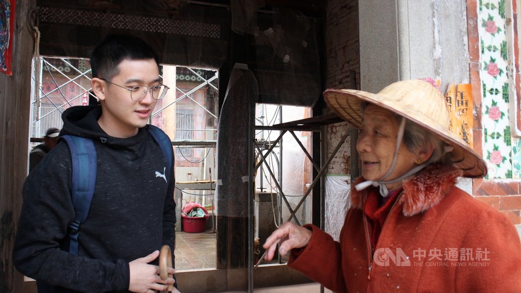 金門縣政府辦理南洋僑鄉青年返金尋根交流活動,參與的馬來西亞青年吳銘豪(左),5日回到先祖吳心泉宅,並與古厝當年管理人吳清榮遺孀黃麗珠(右)相見歡。中央社記者黃慧敏攝 108年12月5日