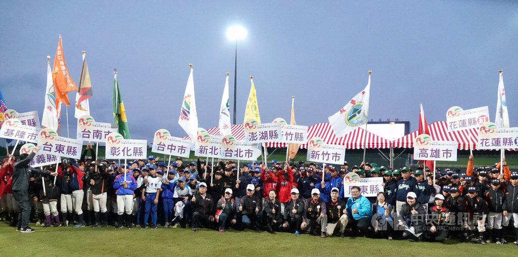 2019年第7屆花蓮台彩威力盃少棒賽5日開打,21支球隊爭冠軍百萬獎金,地主花蓮藍隊球員羅宇晏代表致謝詞,直言能在家鄉打球「讓我感覺像十足的男子漢」。圖為開幕典禮球員、貴賓合照。中央社記者謝靜雯攝 108年12月5日