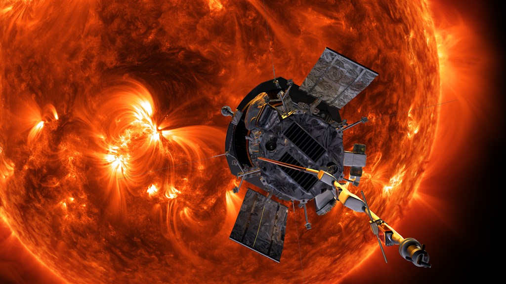 科學家4日說,NASA的帕克太陽探測器以目前最近的距離飛掠太陽後仍安然無恙,已經傳回關於太陽高溫外圍大氣日冕的一批「驚人」數據。圖為帕克太陽探測器模擬圖。(圖取自帕克太陽探測器網頁parkersolarprobe.jhuapl.edu)