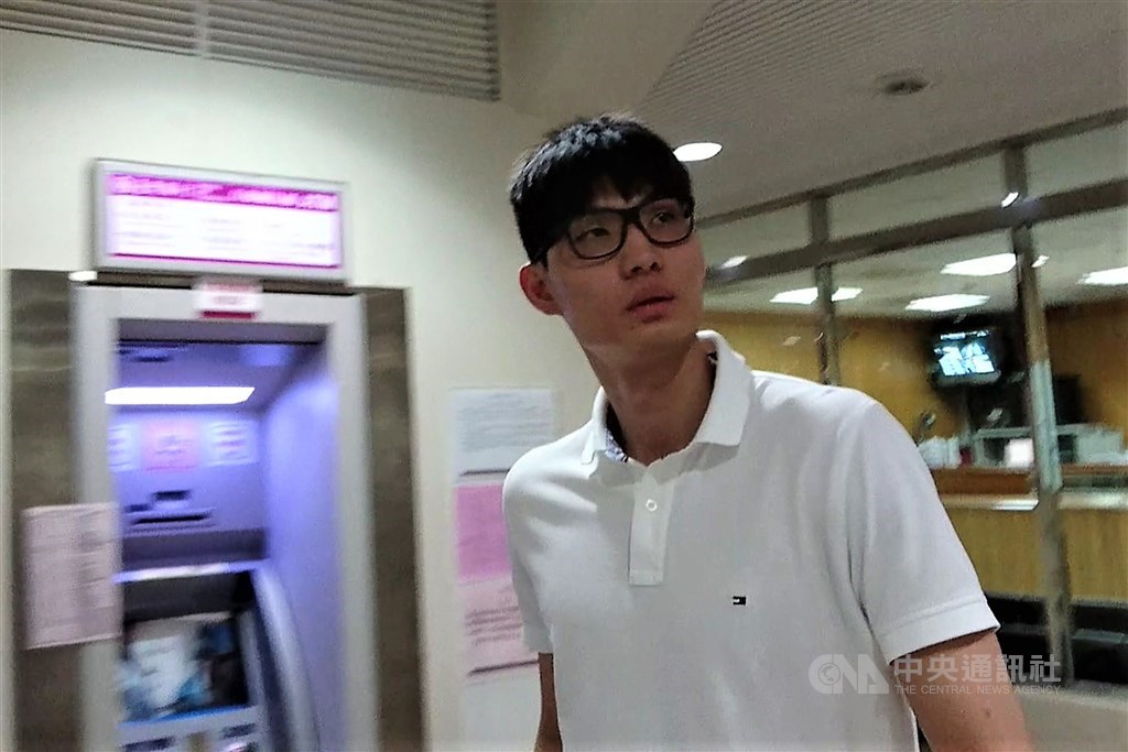 SBL台啤籃球隊員周伯勳被控涉性侵女子,檢方兩度不起訴處分。圖為周伯勳2018年5月出庭。(中央社檔案照片)