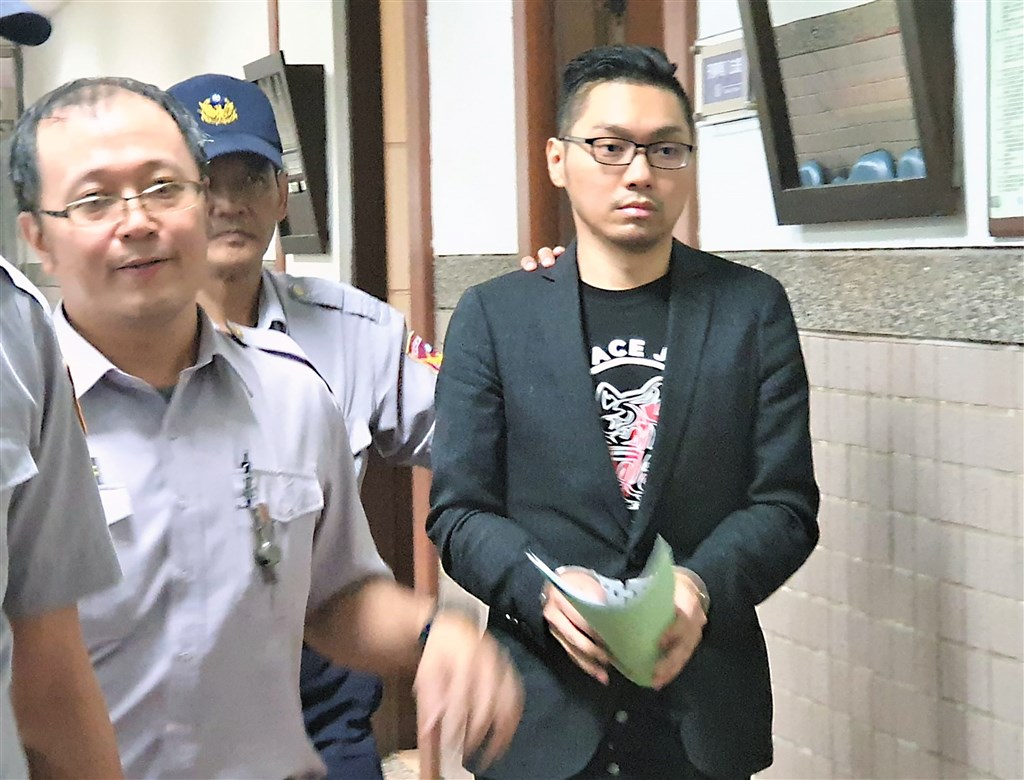 直播主連千毅(右)涉「直播主之亂」在押中,委任律師質疑,法院提前定延押庭日期及速駁回延長羈押抗告等,高雄地方法院與高雄高分院都澄清有所誤會。(中央社檔案照片)