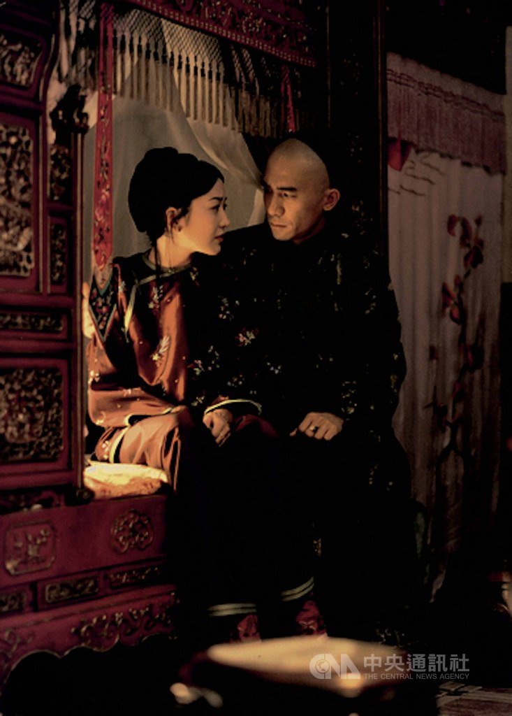 港星梁朝偉(右)在導演侯孝賢1998年發表的電影「海上花」中,飾演奉父母之命早婚的男子,在青樓逢場作戲中動了情,回過神才發現不過都是一場夢。(傳影互動提供)中央社記者洪健倫傳真 108年12月5日