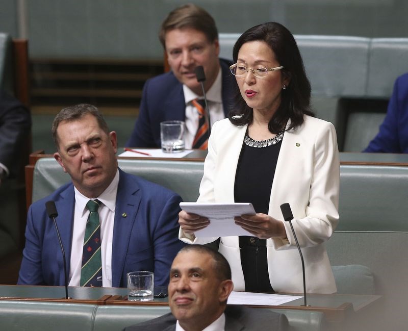 澳洲聯邦眾議員廖嬋娥(站立者)被當地媒體指曾協助一家中共扶植的企業競標電動公車合約,引發爭議。 (檔案照片/美聯社)