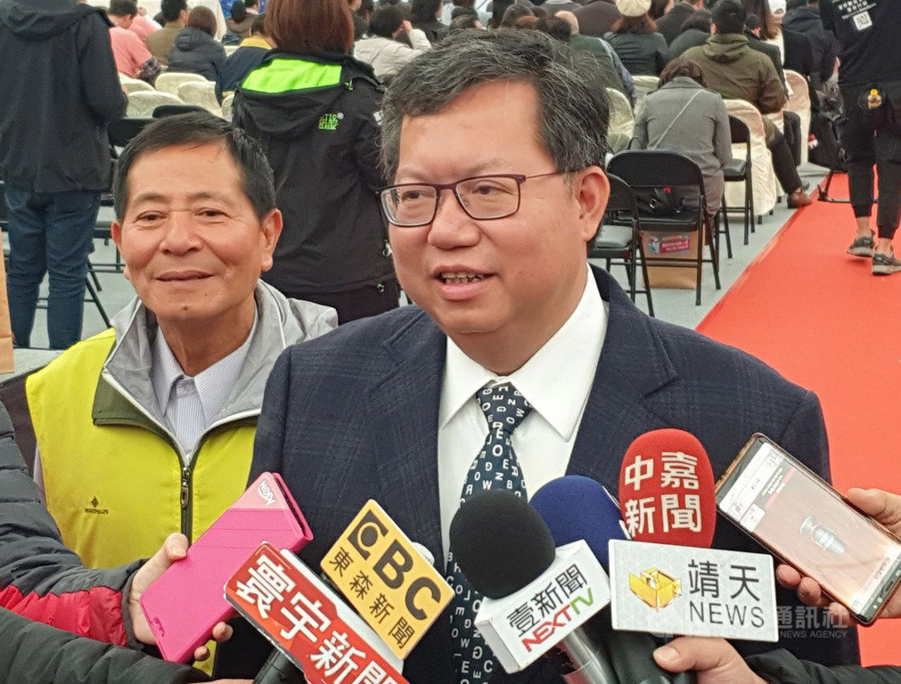 前高雄市觀光局長潘恒旭在臉書張貼桃園市長鄭文燦與行政院副院長陳其邁、交通部長林佳龍的合影,並質疑「拍照者是誰」。鄭文燦(右)6日回應「心裡有鬼就會看到鬼」,當然不會是「卡神」。(桃園市政府提供)中央社記者邱俊欽桃園傳真 108年12月6日