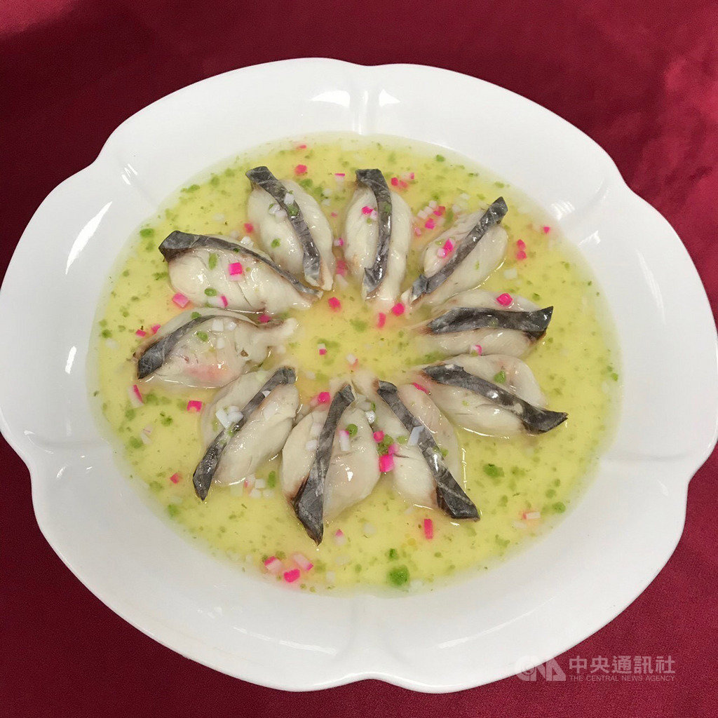 「2019戀戀海味.澎湖美食假期」壓軸「作伙來呷辦桌」活動7日在澎湖福朋喜來登酒店登場,將有當季的土魠魚、小管等12道創意精緻的特色料理。(澎湖縣政府提供)中央社 108年12月6日