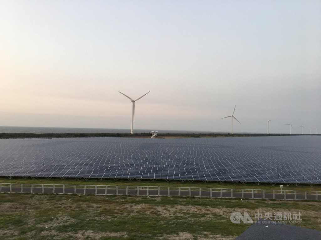 經濟部6日預告109年度再生能源躉購費率,太陽光電降幅約0.34%至2.44%。圖為台電彰濱光電區。(中央社檔案照片)