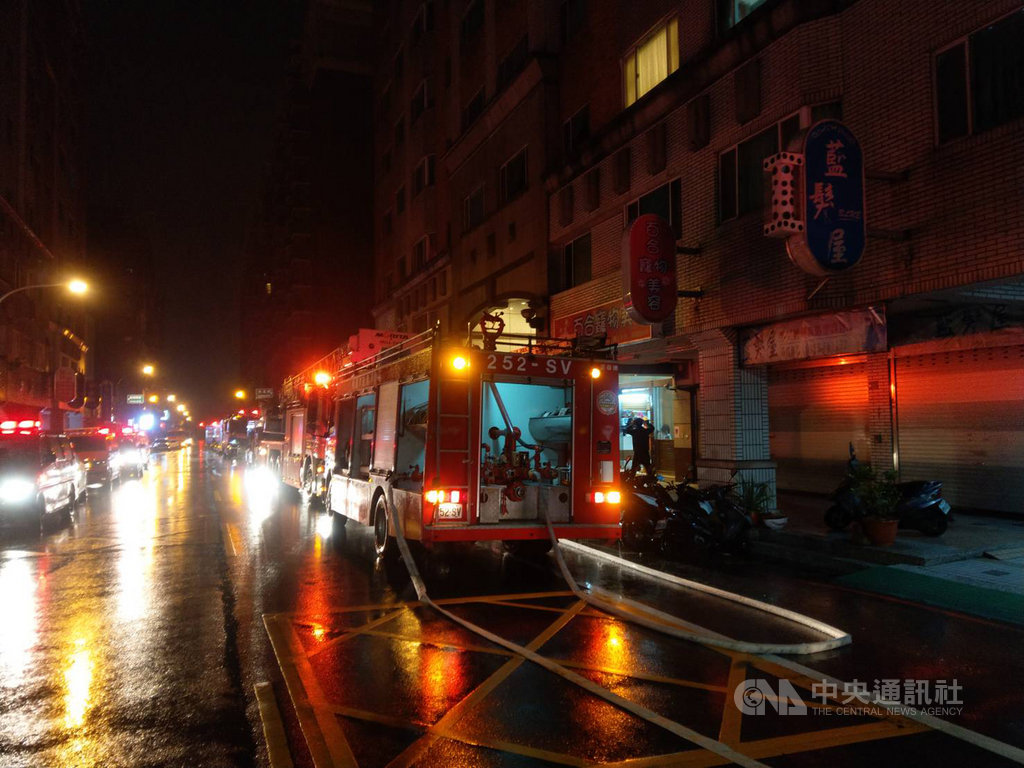 桃園市蘆竹區南昌路一棟大樓6日凌晨發生火警,消防人員獲報前往救援,以水柱撲滅,並進行逐層搜索,將10多名住戶逐一帶離,未造成人員受傷。(桃園市政府消防局提供)中央社記者邱俊欽桃園傳真 108年12月6日