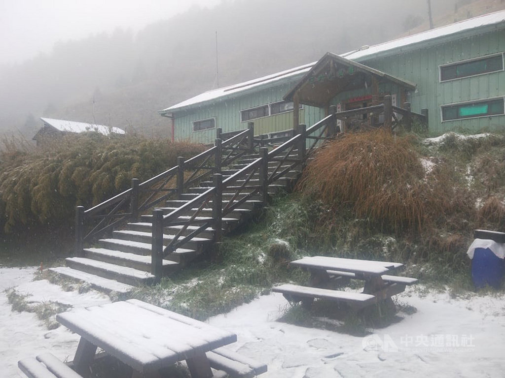 受東北季風及南方雲系影響,全台降溫有雨,海拔逾3000公尺的雪山三六九山莊6日降下白雪。(布農卡里布灣高山協作提供)中央社記者魯鋼駿傳真 108年12月6日
